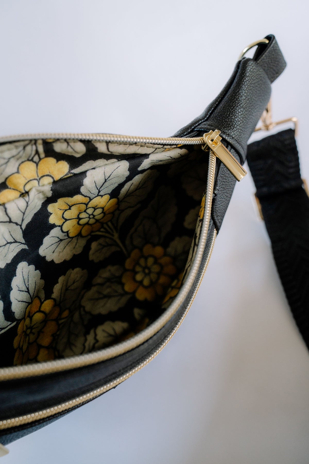 The Companion sling Bag Black