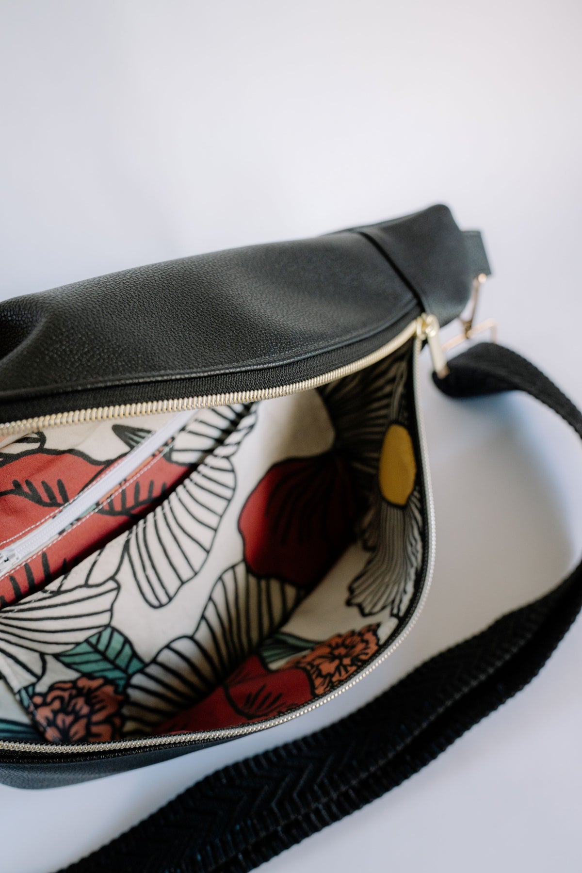 The Essential Sling Bag Black