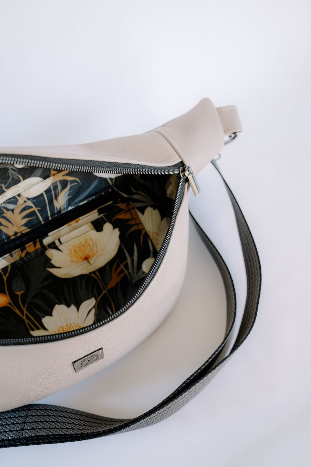 The Essential Sling Bag Grey